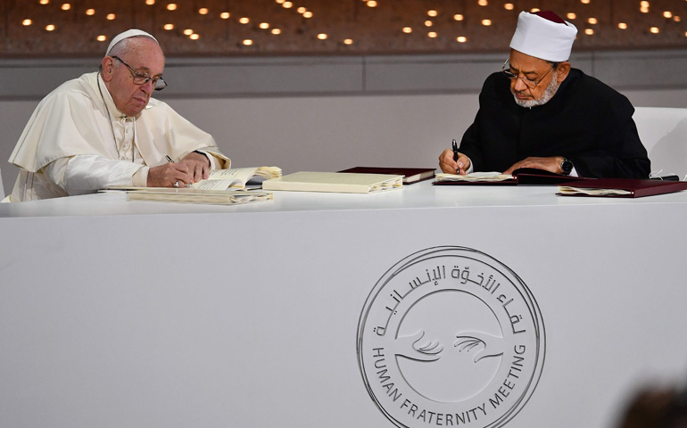 El Papa Francisco y el imán de Al-Azhar, Sheikh Ahmed al-Tayeb, firman el 'Documento sobre la fraternidad humana' durante un encuentro interreligioso en el memorial al fundador de los Emiratos Árabes Unidos