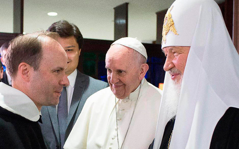 El padre Destivelle saluda al patriarca ruso Cirilo, el 12 de febrero de 2016 en La Habana