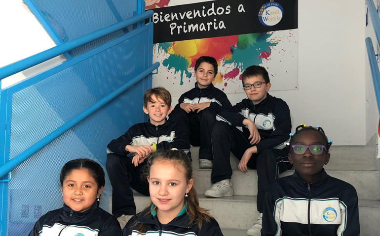 Los redactores: de izquierda a derecha y de atrás hacia adelante, Arón, Daniel y Matías, e Isabel, Ana y Alessandra
