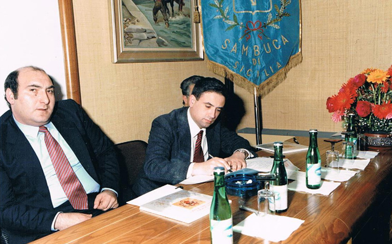 Rosario Livatino, durante una sesión en el Tribunal de Agrigento, con dos compañeros