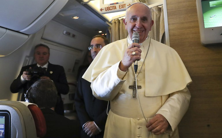 El Papa Francisco en el avión