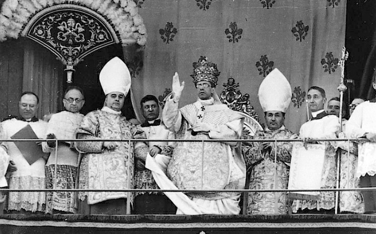 El Papa Pío XII imparte la bendición desde el balcón de la Logia del Vaticano, tras su coronación, en marzo de 1939