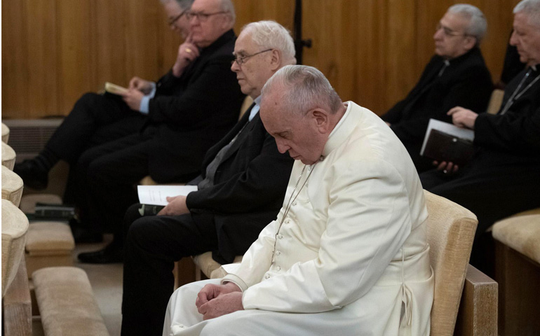 El Papa Francisco, en oración, durante los ejercicios espirituales, en la Casa Divino Maestro de Areccia (Italia), el 10 de marzo