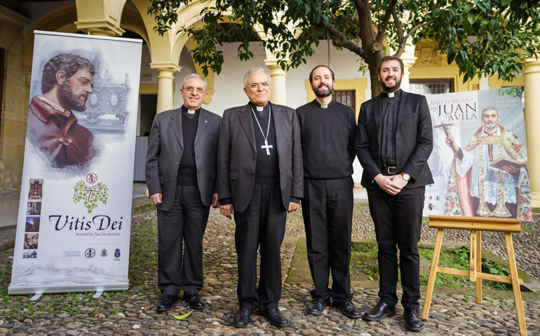 El obispo de Córdoba, Demetrio Fernández, en el centro de la imagen, en la presentación del año jubilar