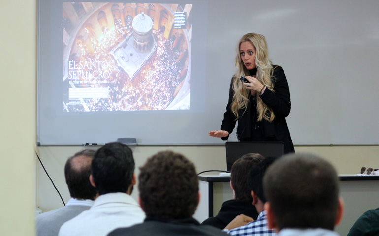 Cayetana Johnson, profesora de Arameo y Hebreo clásico en la Universidad Eclesiástica San Dámaso de Madrid, durante una clase, el 1 de marzo