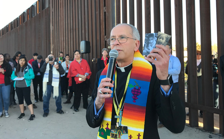 Mark Seitz, durante un servicio interreligioso en la frontera cerca de Sunland Park (Nuevo México), el 26 de febrero