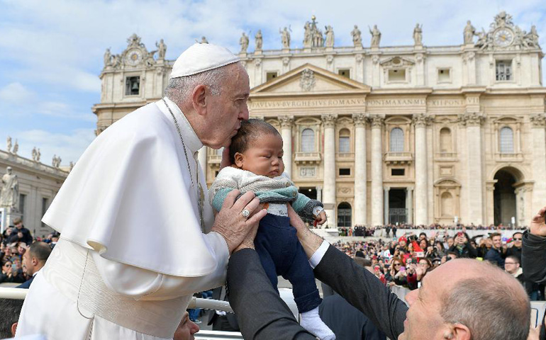 El Papa Francisco besando a un niño