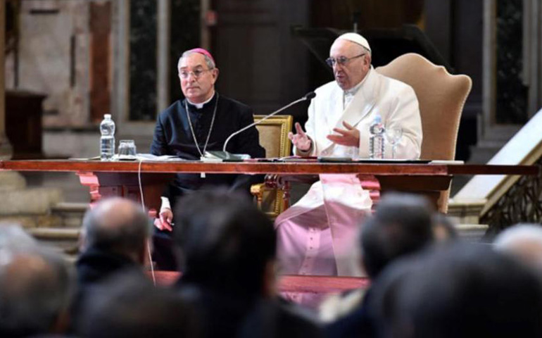 El Papa se reúne con los sacerdotes de Roma en San Juan de Letrán; a su lado el cardenal De Donatis