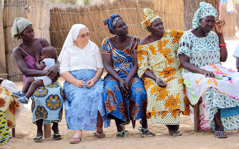 Sor Hortensia Perosanz junto a un grupo de beneficiarias de sus proyectos
