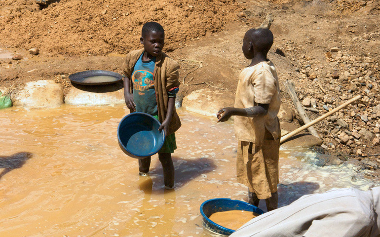 Niños trabajando en una mina, en el este de la República Democrática del Congo