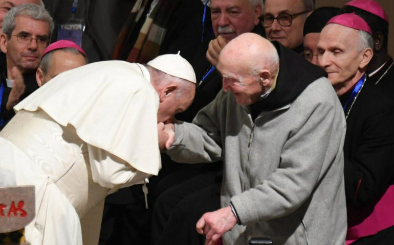 El Papa besa las manos del hermano Schumacher durante el encuentro con los sacerdotes y religiosos de Marruecos