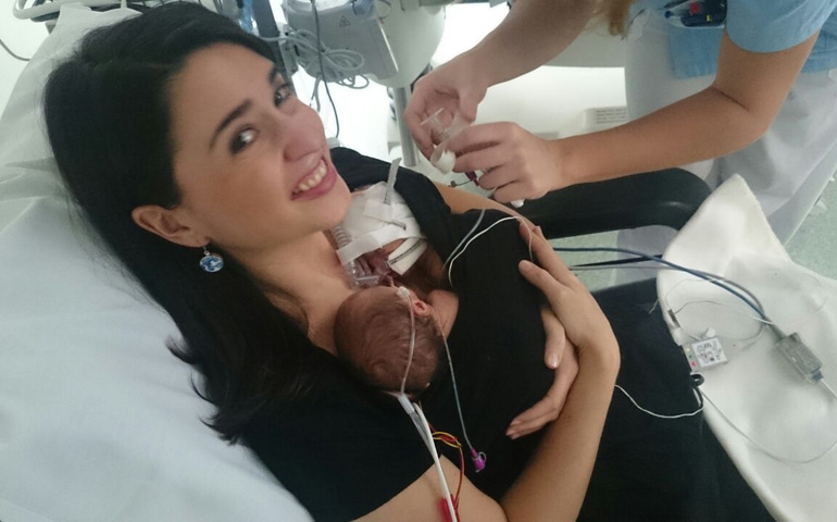Diana practica el piel con piel con Sancho (con la cabeza vendada) y Almudena en la UCI neonatal de La Paz