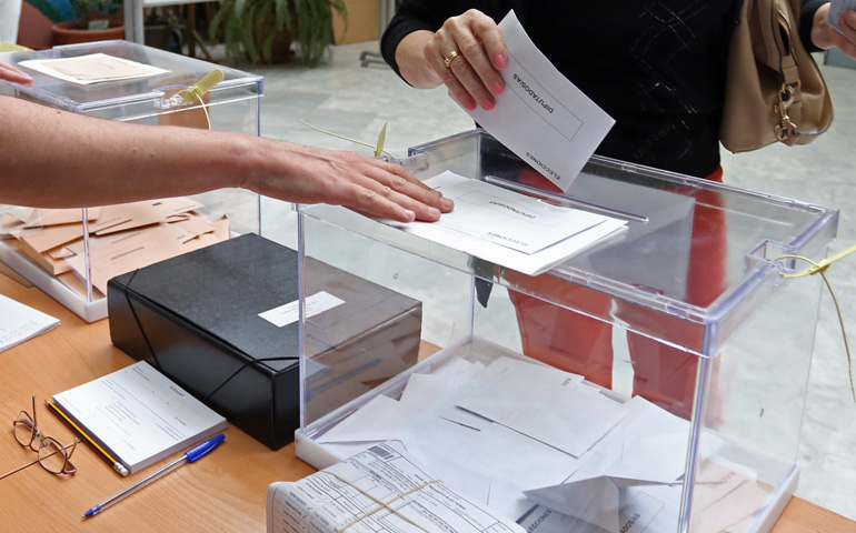 Foto de recurso de una urna en la que se está depositando el voto