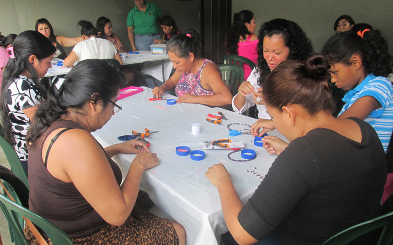 La Asociación CINDE no solo trabaja con niños, también realiza cursos de capacitación para sus madres