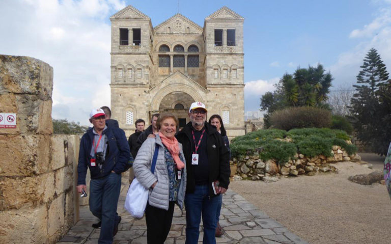Fray Pedro con peregrinos en el Tabor
