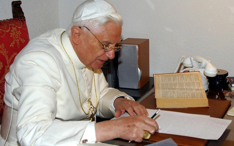 Benedicto XVI, en su mesa de trabajo