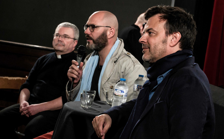 El vicario general y administrador apostólico de Lyon. Yves Baumgarten, debate con una víctima y con François Ozon, director de la película Gracias a Dios