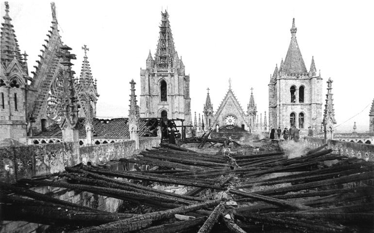 Debido a la calidad de su madera, la cubierta de la catedral de León no llegó a consumirse por completo y las vigas aguantaron hasta su desescombrado