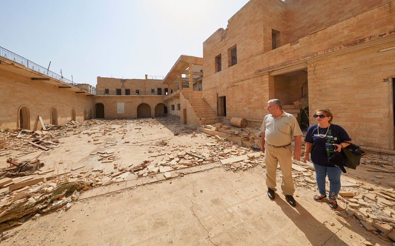 Una mujer visita el monasterio de San Jorge, en Mosul, en agosto de 2017, un mes después de la liberación de la ciudad