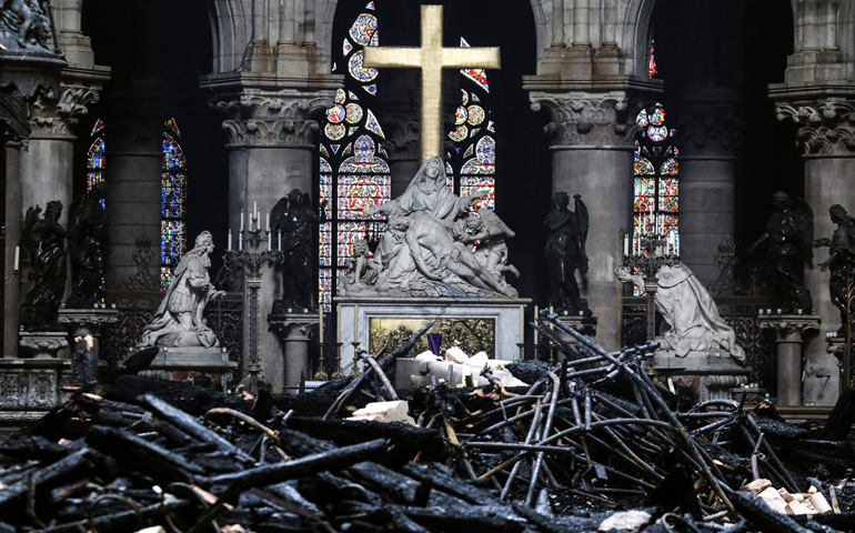 Interior de la catedral de Notre Dame tras el incendio