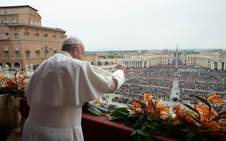 El Papa Francisco saluda a los fieles, tras impartir la bendición 'urbi et orbi' desde el balcón de la Logia del Vaticano, el Domingo de Resurrección