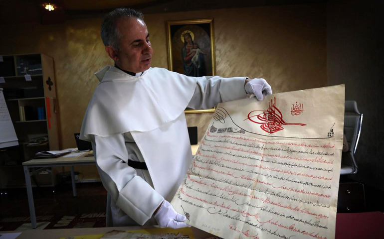 Monseñor Mousa con un manuscrito antiguo
