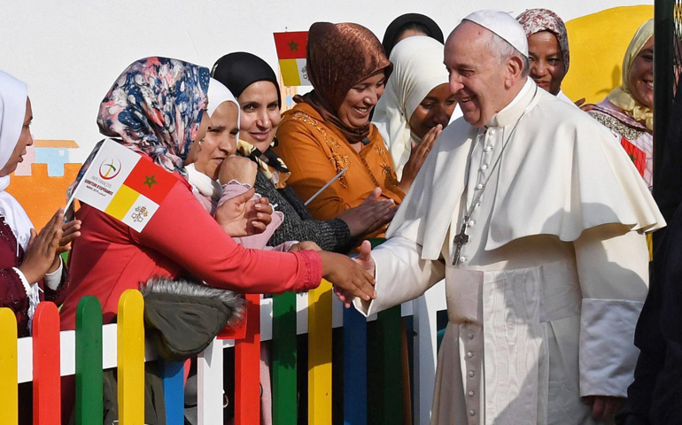 El Papa Francisco saluda a varias mujeres durante su visita, este domingo, a un pequeño centro rural de Servicios Sociales que gestionan tres monjas españolas en Temara, a las afueras de Rabat (Marruecos)