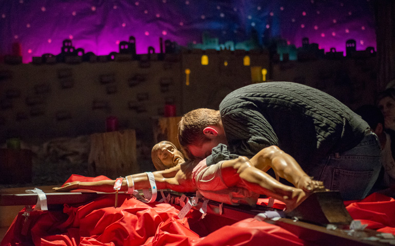 Un momento de la adoración de la cruz en la Pascua