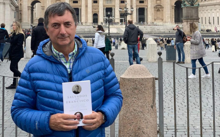 Aldo Duzdevich con su libro