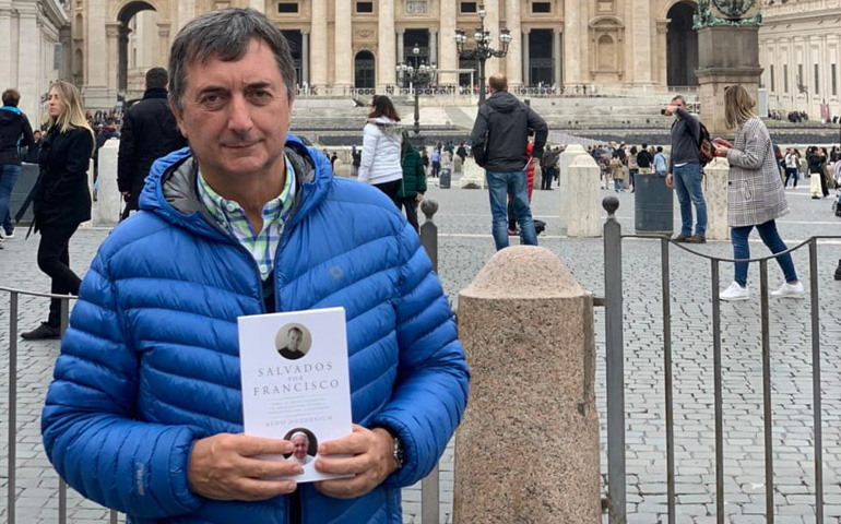 Aldo Duzdevich con su libro