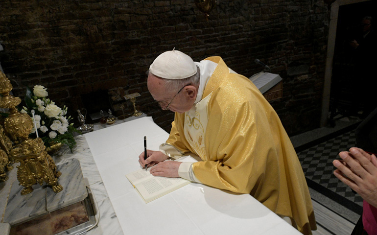 Momento en el que Francisco firma la exhortación postisinodal Cristo vive en la Santa Casa de Loreto