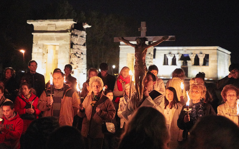 El rezo del vía crucis junto a un templo egipcio simboliza el triunfo de Jesús «sobre los dioses paganos que no pueden salvar»