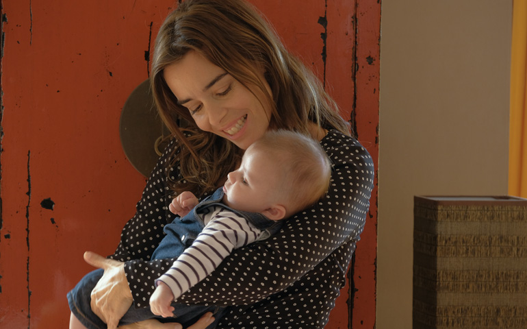 Alice (Élodie Bouchez) junto a Theo
