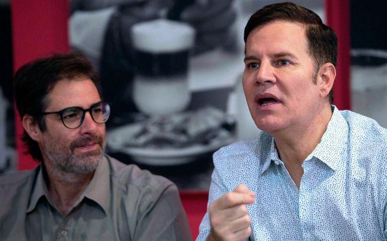 José Andrés Murillo, izquierda y Juan Carlos Cruz, ambos víctimas de abusos sexuales cometidos por el sacerdote Fernando Karadima, en Chile, durante una rueda de prensa con la Asociación de Prensa Extranjera, en Santiago, Chile, en enero de 2019