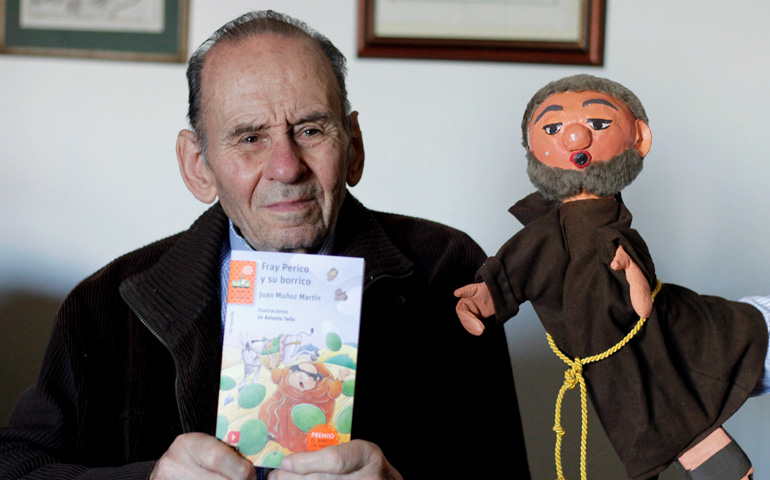 Juan Muñoz Martín con su libro 'Fray Perico y su borrico' y una marioneta del fraile, durante la entrevista