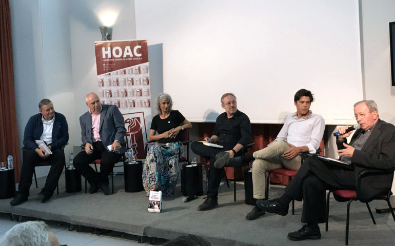 De izquierda a derecha, José Luis Segovia (Arzobispado de Madrid), Paco Carbonero (CC. OO.), Teresa García y Abraham Canales (HOAC), Joaquín Pérez (USO) y el obispo Antonio Algora