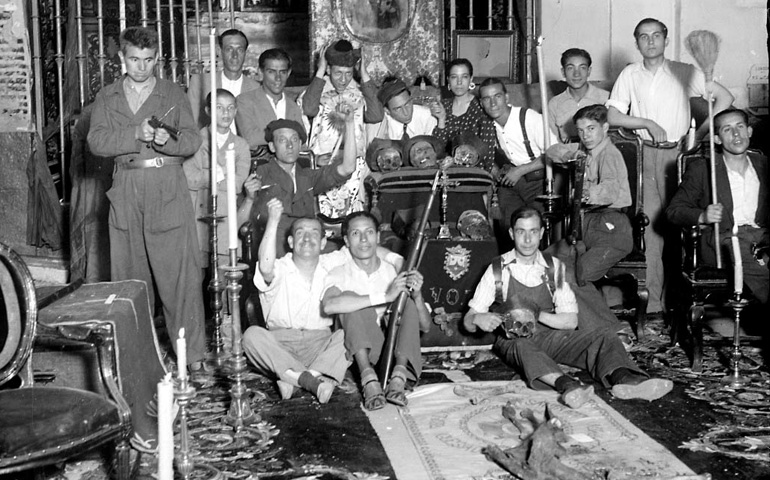 Milicias de la CNT-FAI profanan la iglesia del Carmen de Madrid, el 29 de julio de 1936