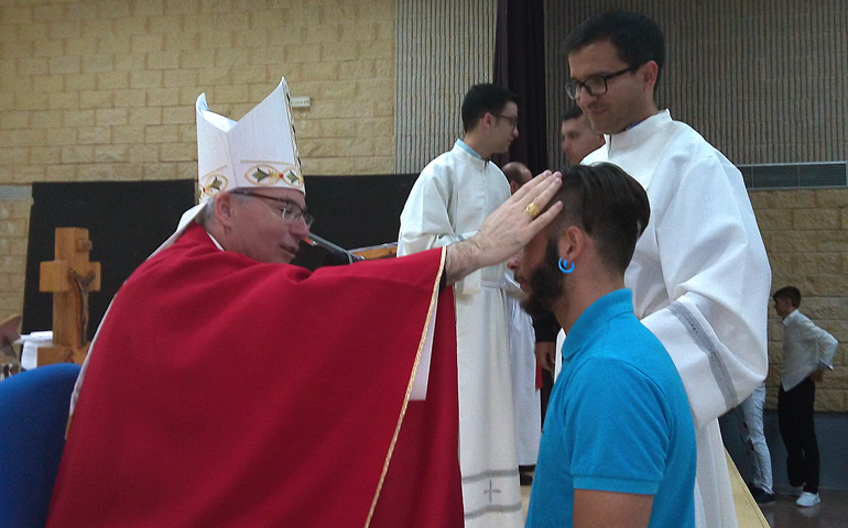 Monseñor Chico confirma a un interno en el Centro Penitenciario Murcia II, en Campos del Río