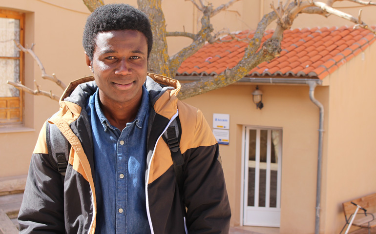 Aboubacar quiere trabajar de tapicero en el pueblo