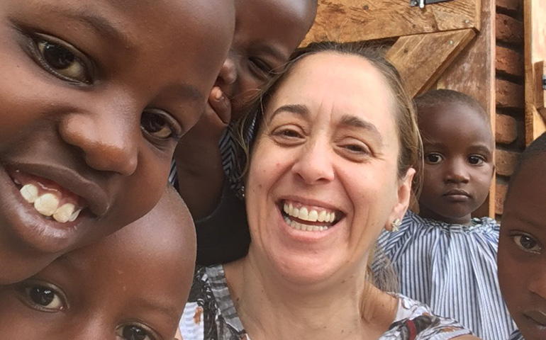 Gloria María con unos niños, durante su viaje a Karabole (Uganda)