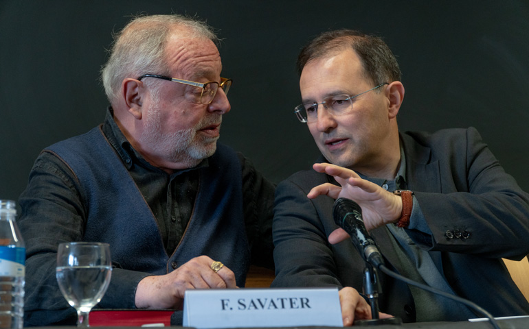 Fernando Savater junto a Ignacio Carbajosa, profesor de San Dámaso y responsable en España del movimiento Comunión y Liberación