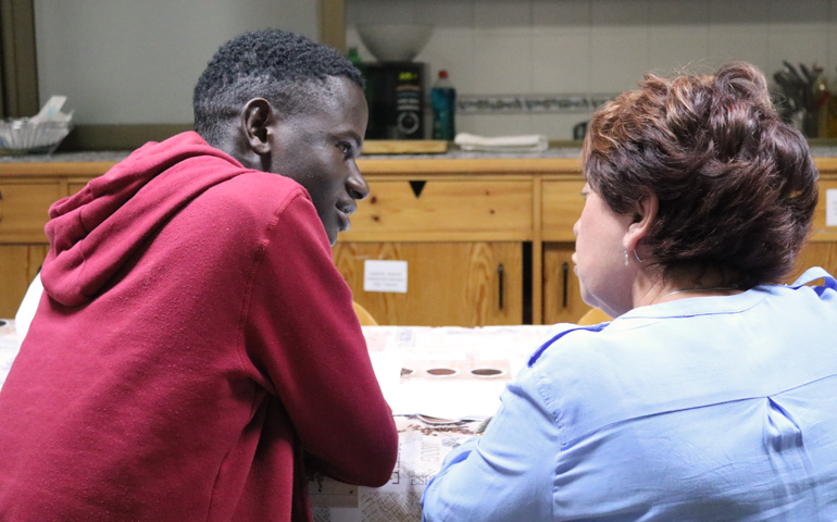 Mamadou, de origen senegalés, estudiando español con Macarena, una voluntaria
