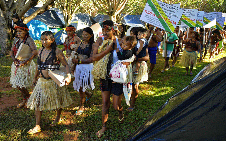 Indígenas de la tribu Munduruku protestan por la construcción de una presa en su territorio, en Brasilia