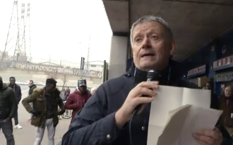 José Luis Segovia, durante una concentración organizada por el SJM en enero de 2019 cerca del CIE de Aluche pidiendo el cierre de estos centros