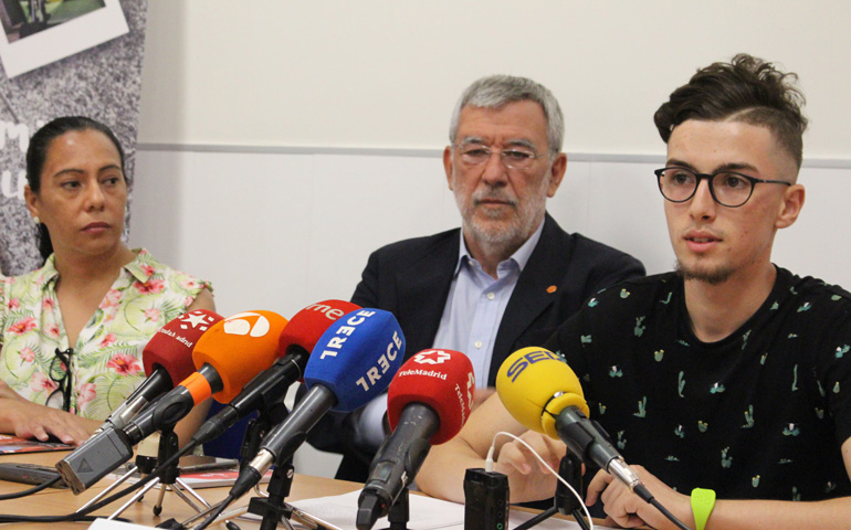 Oussama (a la derecha) explica su experiencia en los programas de Cáritas mientras Maite (otra usuaria) y Luis Hernández Vozmediano (director de cáritas Madrid) lo escuchan con atención