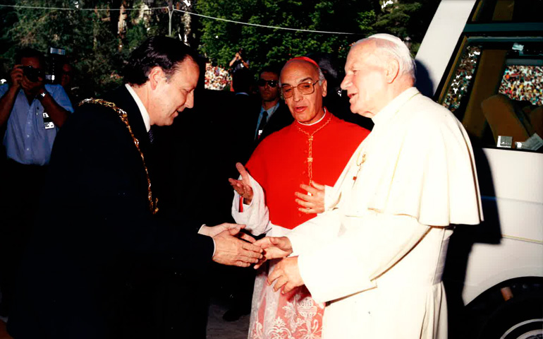 El Papa Juan Pablo II saluda al alcalde de Madrid, Álvarez del Manzano, junto al cardenal Suquía, durante la dedicación de la catedral de la Almudena, en junio de 1993