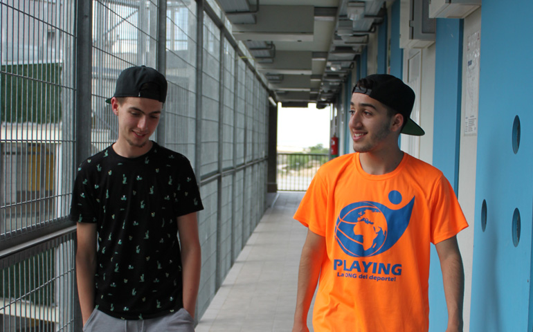Oussama, junto a su amigo Mohamed, en un centro residencial de Cáritas