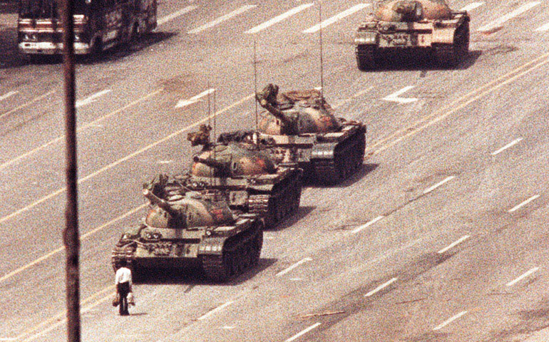 Un hombre frente a unos tanques en la avenida de la Paz Eterna, en Pekín, el 5 de junio de 1989