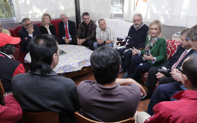 Garralda junto a la entonces presidenta de la Comunidad de Madrid, Cristina Cifuentes, en la inauguración del centro Padre Arrupe, en noviembre de 2016. A la izquierda de la imagen, María Matos, presidenta de la Fundación Horizontes Abiertos