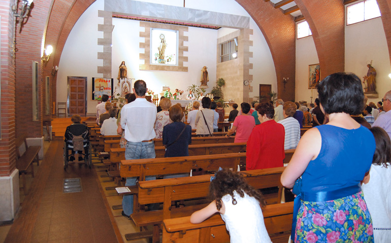 Parroquia de Nuestra Señora del Carmen (Palencia) durante la Misa dominical.
